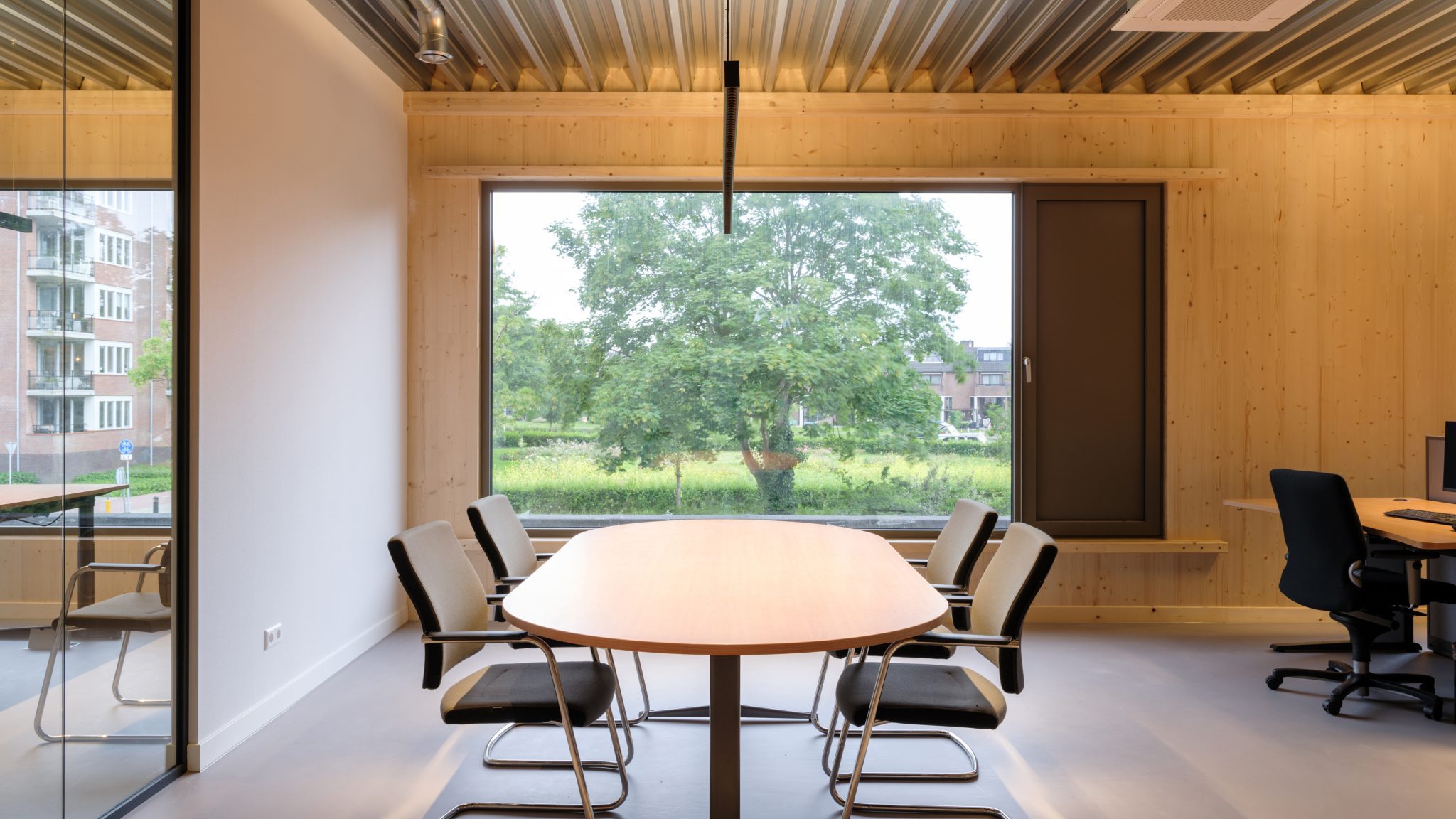 Veterinary clinic office workspace with social space and desks, CLT wood walls. Veterinary clinic design for Anicure ‘t Leidse Land in Leiderdorp, designed and built by MOST Architecture, Rotterdam