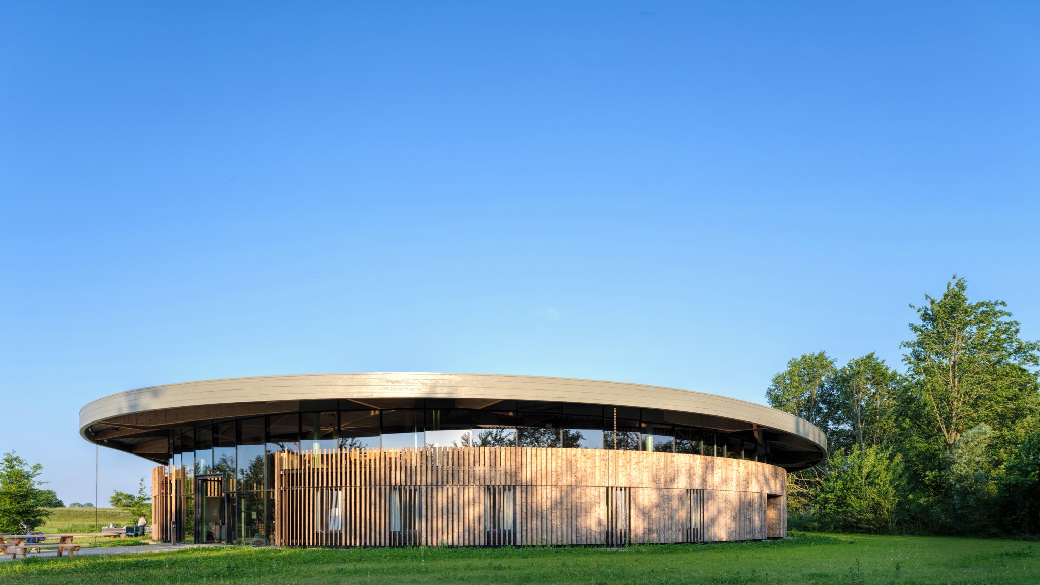 Wooden facade en curved laminated wooden roof structure of the Adventurehouse on the Socutinglandgoed Zeewolde a design by MOST Architecture Rotterdam