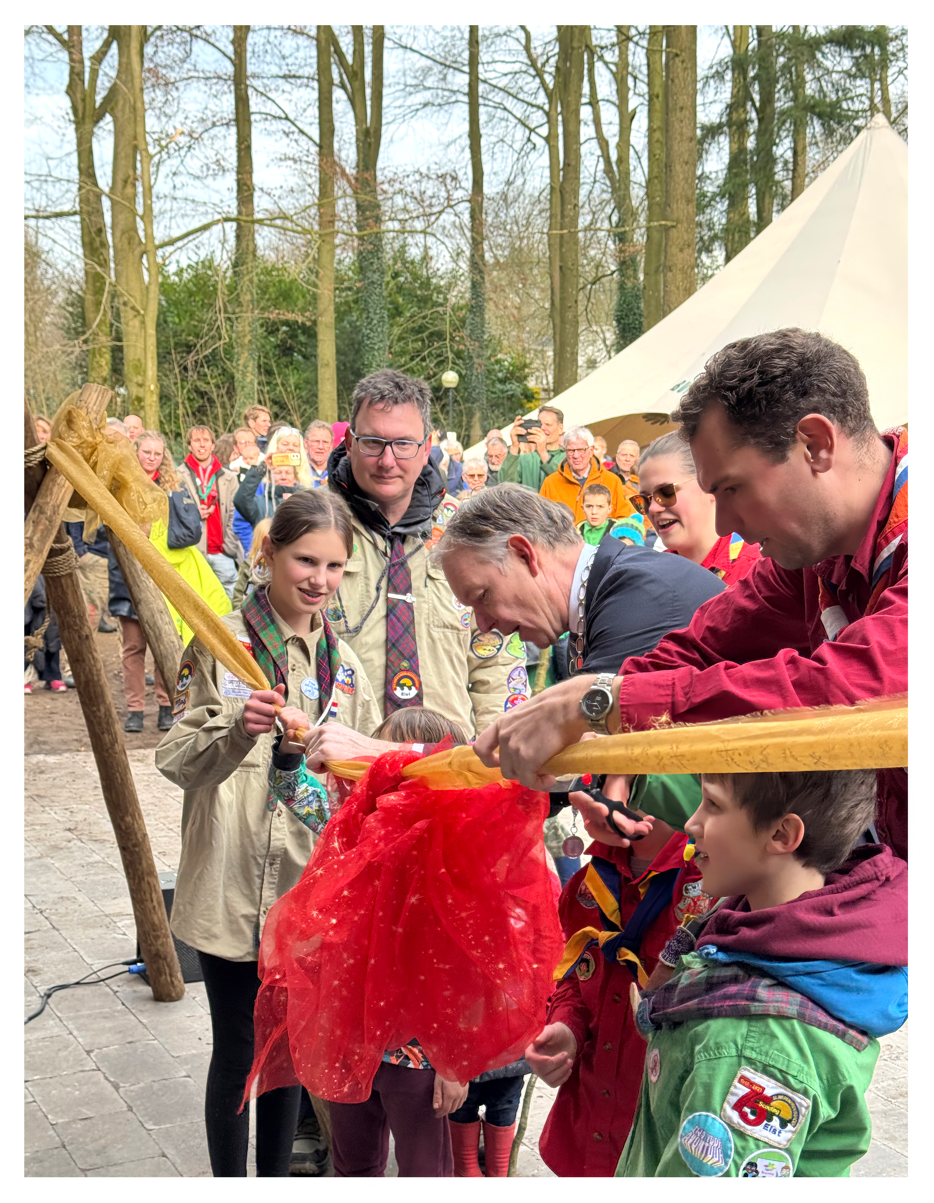 De feestelijke opening van de Beverburcht en Vleermuizengrot op Scoutcentrum Buitenzorg, met burgemeester Mark Röell en Thijs Jansen. De biobased, duurzame en rolstoeltoegankelijke accommodaties, ontworpen door MOST Architecture en Paul Geurts, bieden ruimte aan 80 gasten en combineren innovatieve bouwprincipes met scoutingtraditie en natuur.
