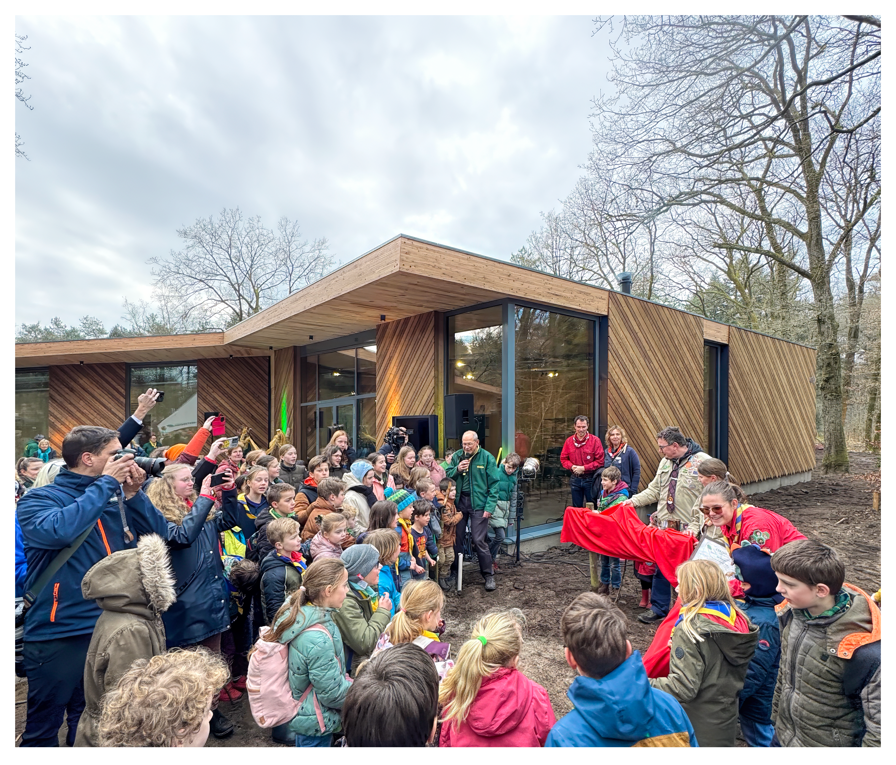 De feestelijke onthulling namen de Beverburcht en Vleermuizengrot op Scoutcentrum Buitenzorg. De biobased, duurzame en rolstoeltoegankelijke accommodaties, ontworpen door MOST Architecture, Paul Geurts, bieden ruimte aan 80 gasten en combineren innovatieve bouwprincipes met scoutingtraditie en natuur