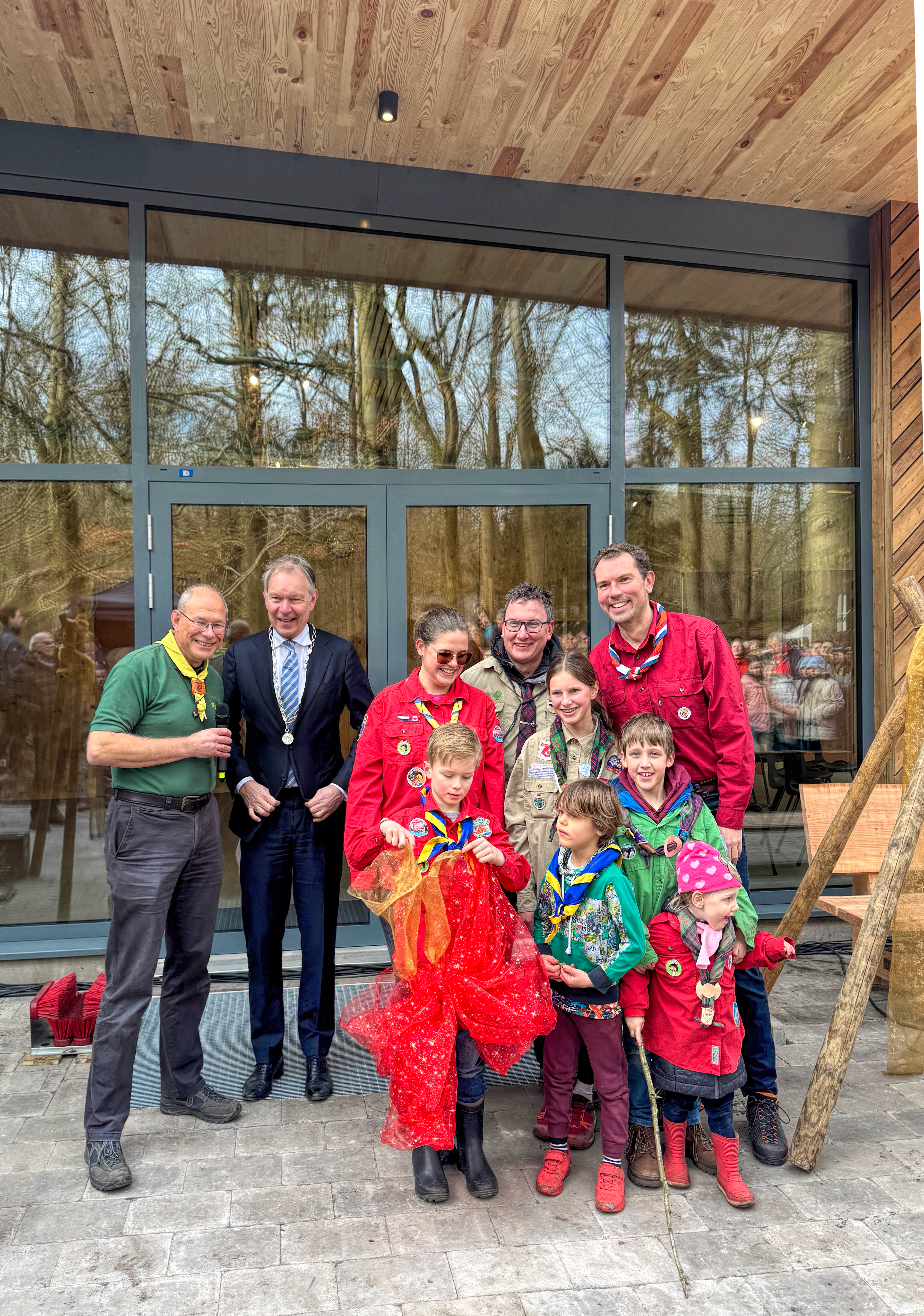 De feestelijke opening van de Beverburcht en Vleermuizengrot op Scoutcentrum Buitenzorg, met burgemeester Mark Röell en Thijs Jansen. De biobased, duurzame en rolstoeltoegankelijke accommodaties, ontworpen door MOST Architecture en Paul Geurts, bieden ruimte aan 80 gasten en combineren innovatieve bouwprincipes met scoutingtraditie en natuur.