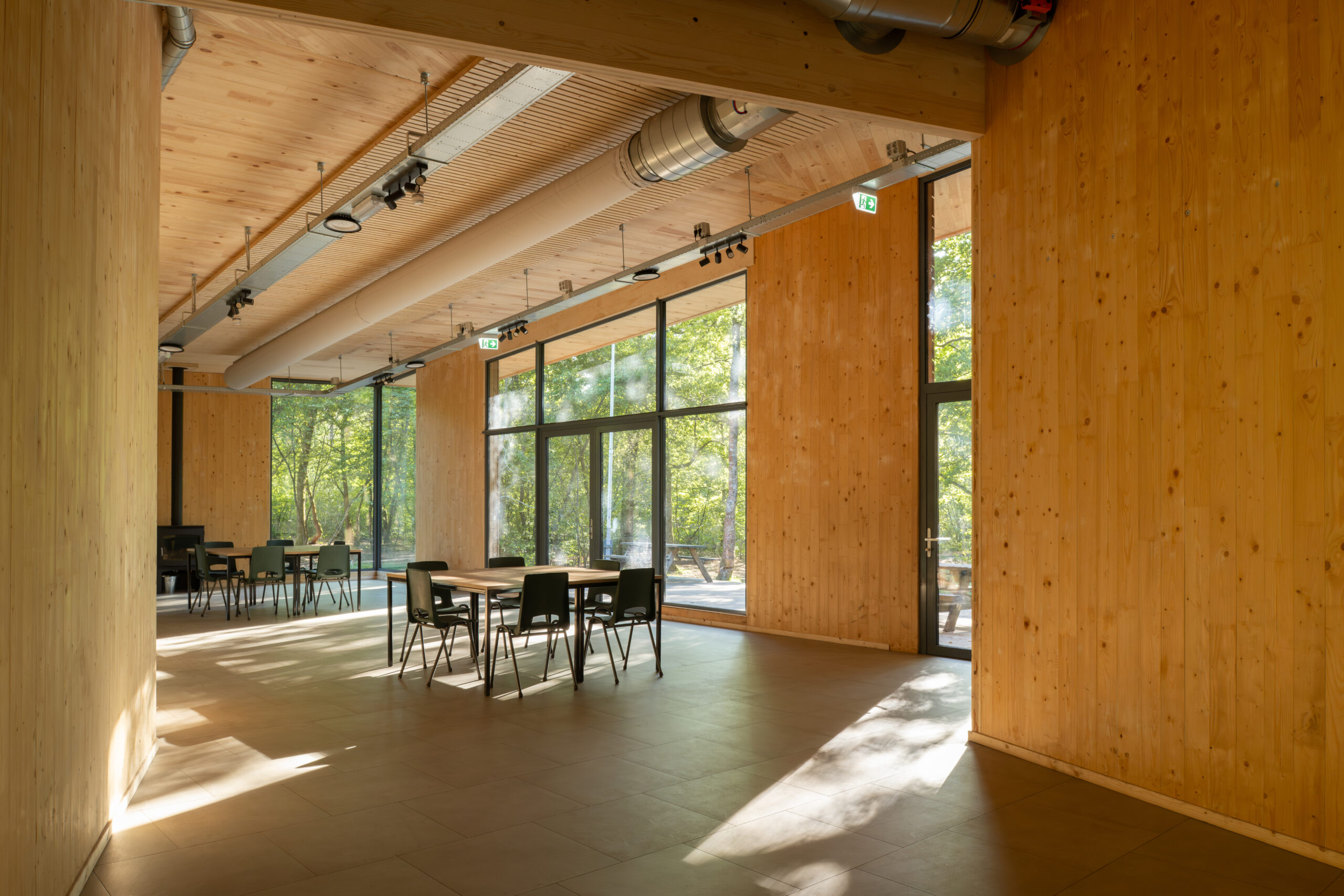 CLT grote raampartij hout interieur Scouting Baarn Buitenzorg MOST Architecture Interieur © Aiste Rakauskaite-13