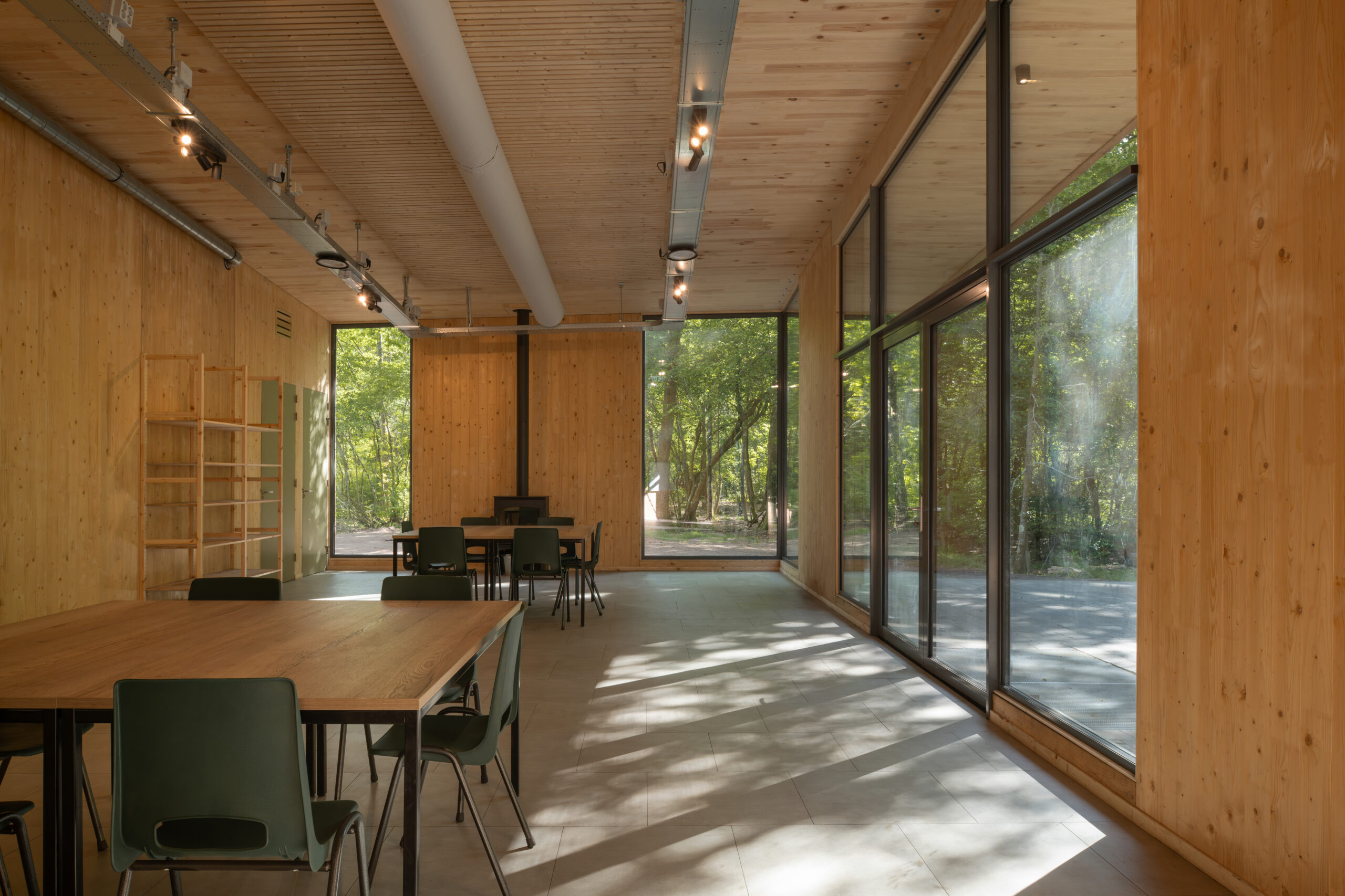 Huiskamer CLT hout interieur Scouting Baarn Buitenzorg MOST Architecture houtkachel © Aiste Rakauskaite-8